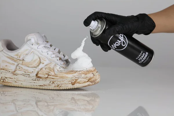 Gambar Close Menunjukkan Sneaker Cleansing Foam Dan Menggunakan Cara — Stok Foto