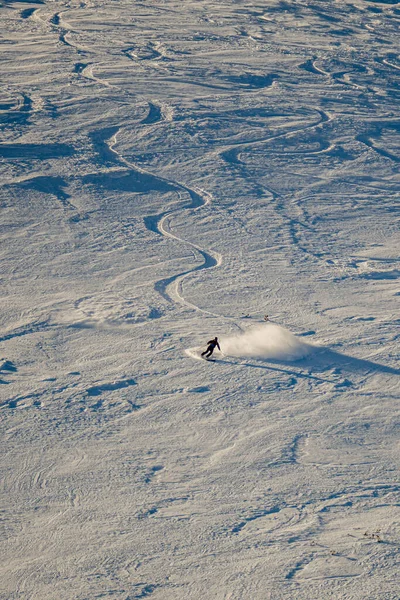 Esquiador Solitário Colina Coberta Neve Sob Céu Ensolarado — Fotografia de Stock