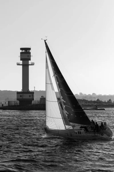 Graustufenaufnahme Eines Segelbootes Der Nähe Eines Leuchtturms Auf Der Ostsee — Stockfoto