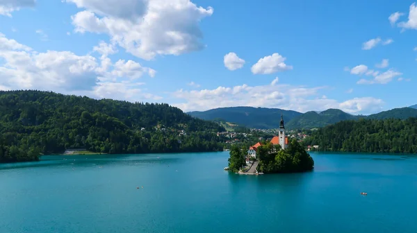 Přirozený Pohled Katolický Kostel Nachází Ostrově Bled Lake Slovinských Alpách — Stock fotografie