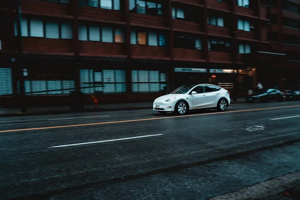 Una Tesla Model Che Percorre Una Strada Bagnata Piovosa Vancouver — Foto Stock