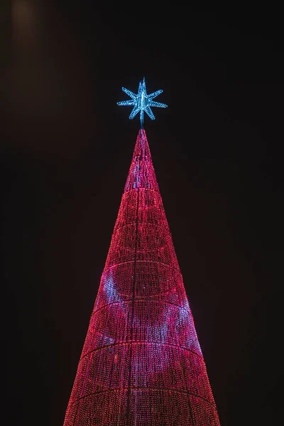 Plan Vertical Arbre Noël Illuminé Couleur Rouge Surmonté Une Étoile — Photo