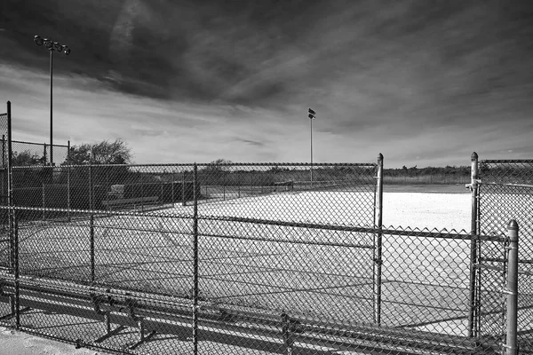 Tiro Blanco Negro Valla Metálica Tejida Cerca Campo Deportivo Con —  Fotos de Stock