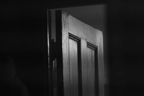 Ένα Κοντινό Πλάνο Μιας Παλιάς Μισάνοιχτης Ξύλινης Πόρτας Γκρι Κλίμακα — Φωτογραφία Αρχείου