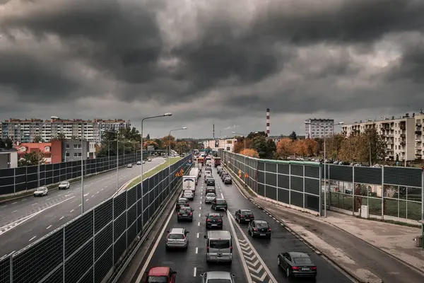 Ένας Πολυσύχναστος Αστικός Δρόμος Κάτω Από Έναν Ζοφερό Ουρανό — Φωτογραφία Αρχείου