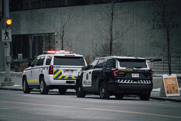 Vehículo Técnico Médico Emergencia Estacionado Delante Vehículo Policial —  Fotos de Stock