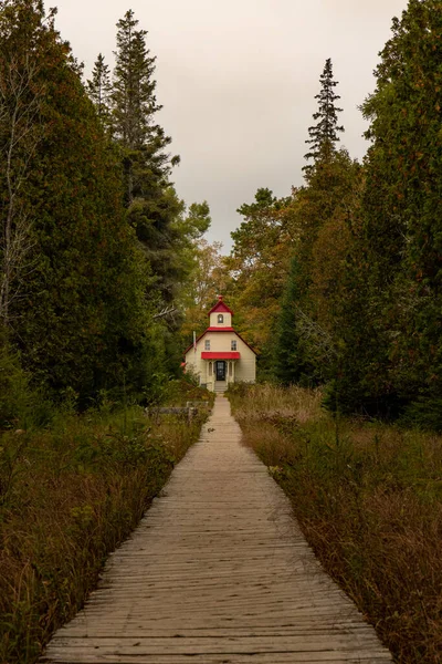 一条通向美国威斯康星州门郡一座被秋天的大自然包围的房子的小路 — 图库照片