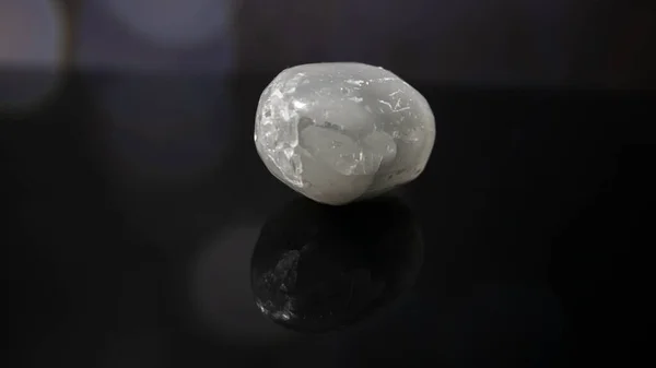 Eine Nahaufnahme Eines Selenit Trommelsteins Stein Der Engel Kristallheilung — Stockfoto