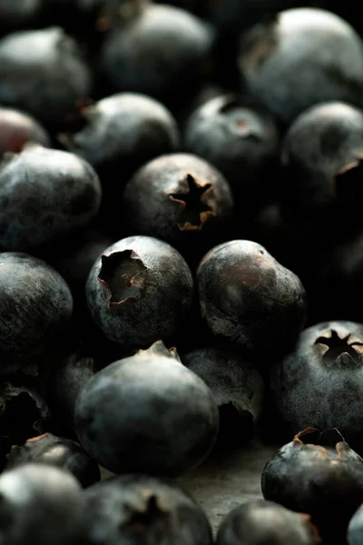 一束新鲜蓝莓的垂直镜头 很适合自然食物的背景 — 图库照片
