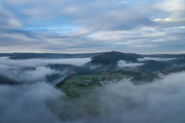 Una Hermosa Vista Nubes Flotantes Sobre Las Montañas Sarre Alemania —  Fotos de Stock