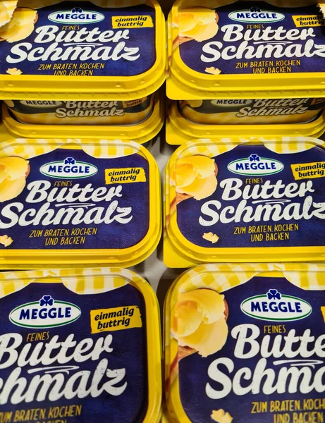 Uma Foto Pacotes Amarelos Manteiga Clarificada Marca Meggle Venda — Fotografia de Stock