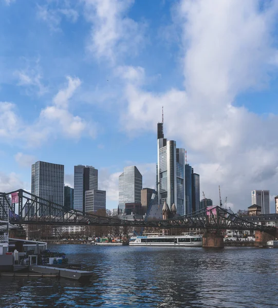 Vertikal Bild Stadsbilden Frankfurt Tyskland Molnig — Stockfoto