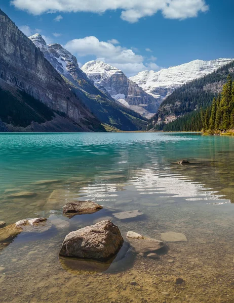 Lago Louise Rodeado Montañas — Foto de Stock