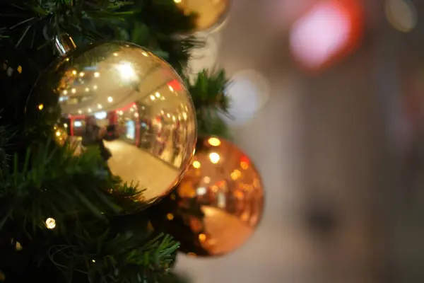 Ağaç Dalından Sarkan Parlak Altın Bir Noel Balosunun Yüzeysel Odağı — Stok fotoğraf