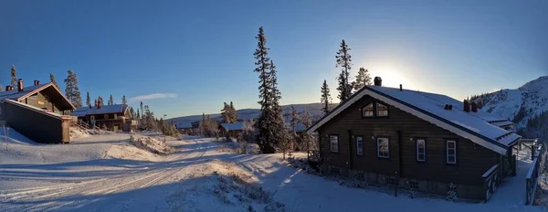 一个阳光明媚的冬日 在雪地的农村地区拍摄的全景房屋 — 图库照片