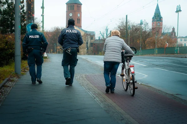 Polizia Cammina Vicino Una Femmina Con Una Bicicletta — Foto Stock
