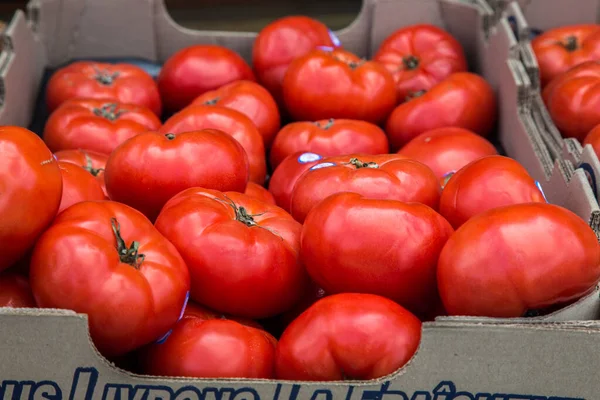 Ένα Κοντινό Πλάνο Ενός Κουτιού Ντομάτες Στην Αγορά Των Αγροτών — Φωτογραφία Αρχείου