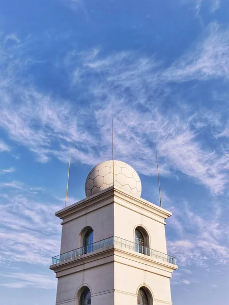 Céu Azul Nublado Sobre Edifício Torre Meteorológica — Fotografia de Stock