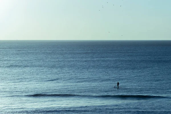一个冲浪运动员骑着浪花向岸边驶去 — 图库照片