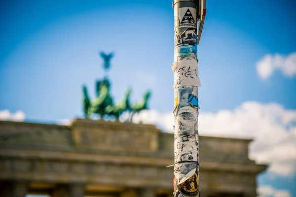 Selektiver Fokus Eines Laternenpfahls Mit Papierwerbung Vor Dem Hintergrund Des — Stockfoto