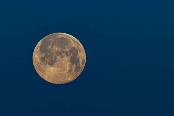 Closeup Shot Full Moon Blue Background — Stock Photo, Image