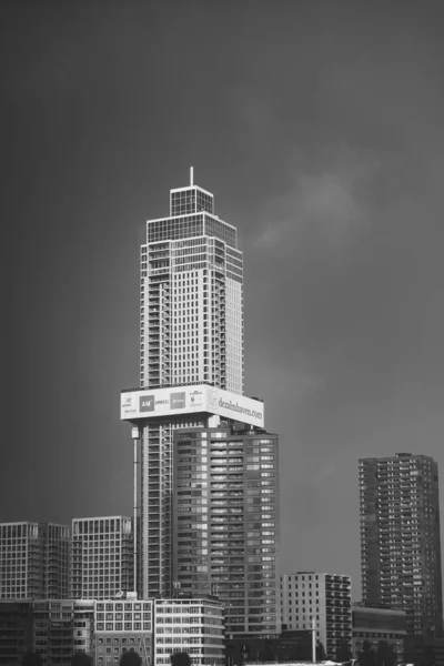 Függőleges Felvétel Egy Fekete Fehér Felhőkarcolóról Rotterdamban Hollandiában — Stock Fotó