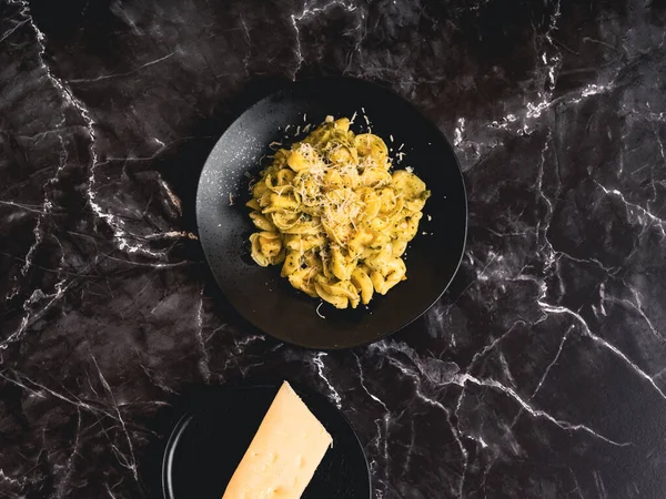 Colpo Testa Tortellini Con Parmigiano Superficie Marmo Nero — Foto Stock