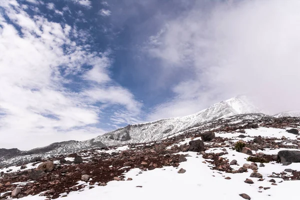 Una Vista Las Montañas Pico Cubierto Nieve Contra Cielo Azul —  Fotos de Stock