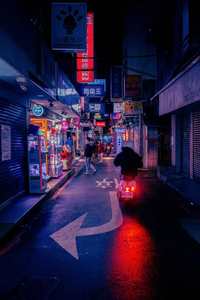 Tayvan Güzel Bir Caddenin Dikey Görüntüsü Etrafı Neon Işıklarla Çevrili — Stok fotoğraf