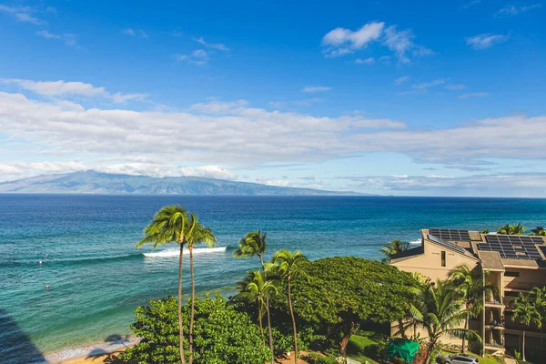 夏威夷莫洛凯与棕榈树和海洋相距较远的高角景观 — 图库照片