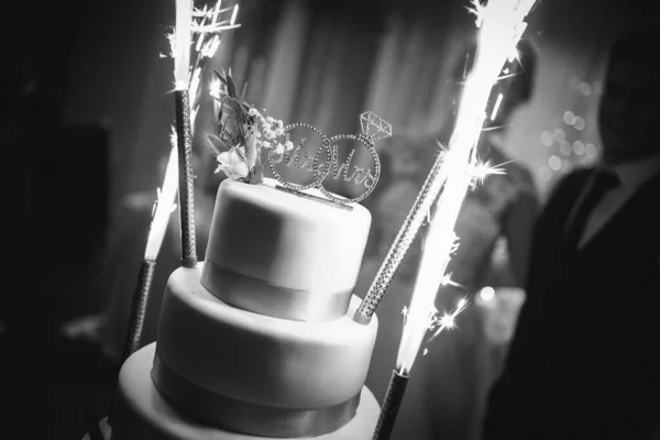 Сірий Каскад Весільного Торта Прикрасою Mrs Нареченим Нареченою Задньому Плані — стокове фото