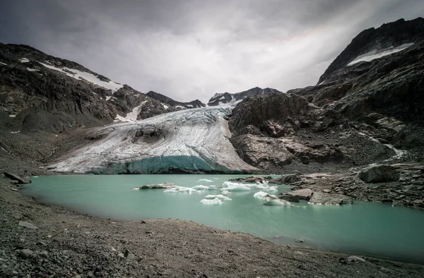 Een Rivier Rocky Mountains Canada Een Bewolkte Dag — Stockfoto