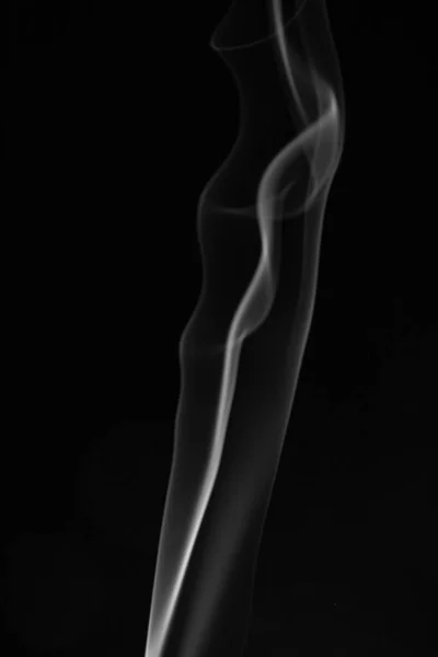 黒を背景にした本当にカラフルな煙 — ストック写真