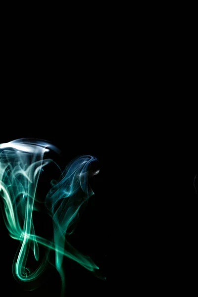 黒を基調とした抽象的なカラフルな煙のようなイラスト — ストック写真