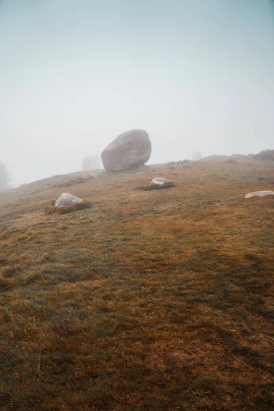Красивый Портрет Камней Туманном Холме Ирландии — стоковое фото