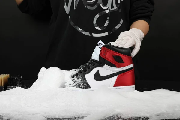 Close Shot Showing Sneaker Cleansing Foam Using Way — Stock Photo, Image