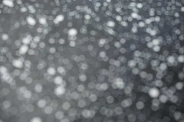 模糊的白色斑点 可以是闪亮的或灰色背景上的水滴 — 图库照片