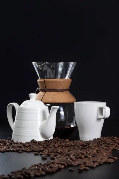 Вертикальный Снимок Кофеварки Chemex Белой Чашкой Кастрюлей Кофейными Зёрнами Столе — стоковое фото
