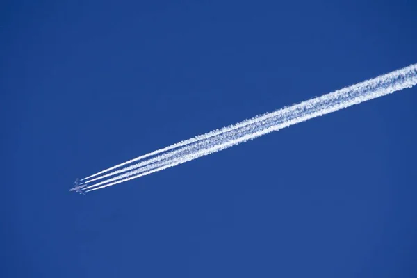 Bílá Pára Stezka Tryskového Letadla Modré Obloze — Stock fotografie