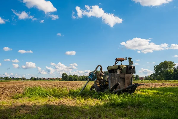 Oude Landbouwmachines Het Groene Veld Tegen Blauwe Lucht — Stockfoto