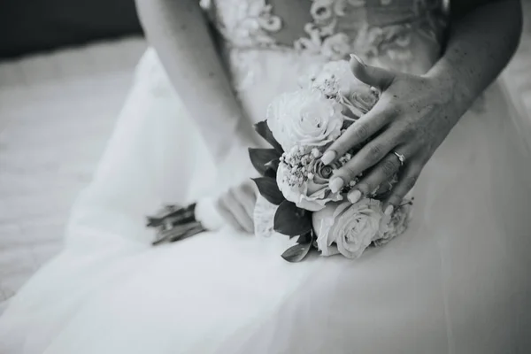 Сірий Знімок Нареченої Своєму Весіллі Тримає Букет — стокове фото