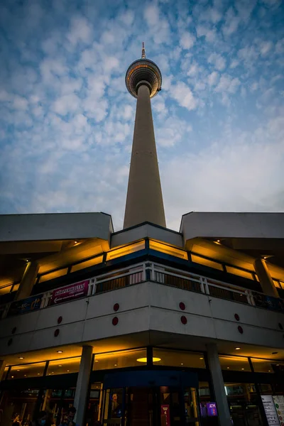 Вертикальный Низкоугольный Снимок Берлинской Телебашни Fernsehturm Berlin Вечером — стоковое фото