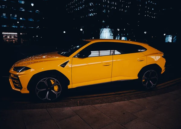 노란색 Lamborghini Urus 클로즈업 거리에서 — 스톡 사진