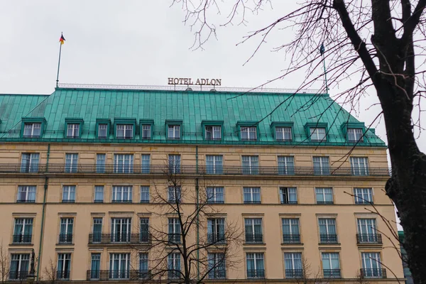 Berlin Deki Ünlü Adlon Oteli Binası Otel Isminin Bir Tabelaya — Stok fotoğraf