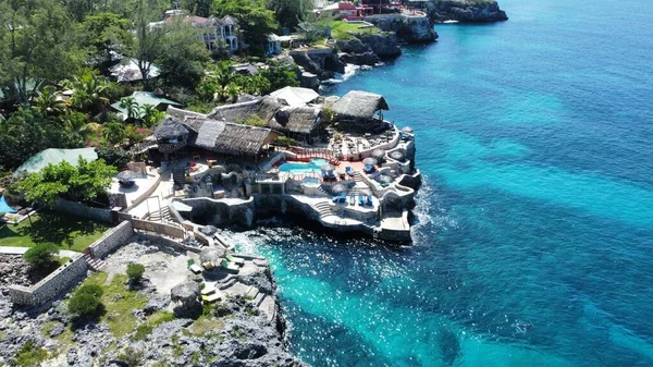 Jamaika Nın Montego Körfezi Ndeki Turkuaz Denize Karşı Yeşillikle Kaplı — Stok fotoğraf