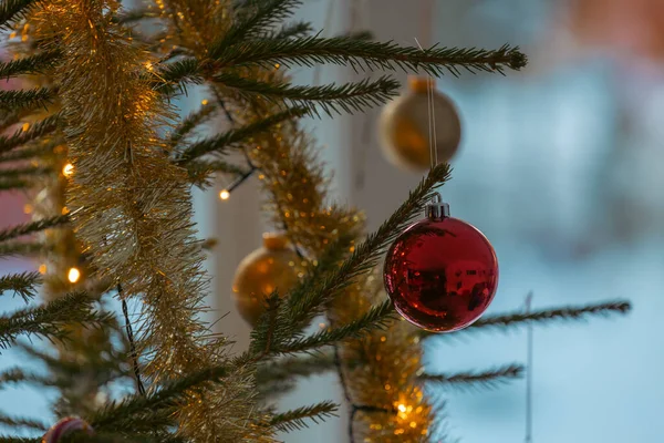 Een Close Shot Van Kerstboom Decoraties — Stockfoto