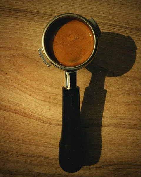 Uma Vista Superior Portafilter Preenchido Com Café Moído Uma Superfície — Fotografia de Stock