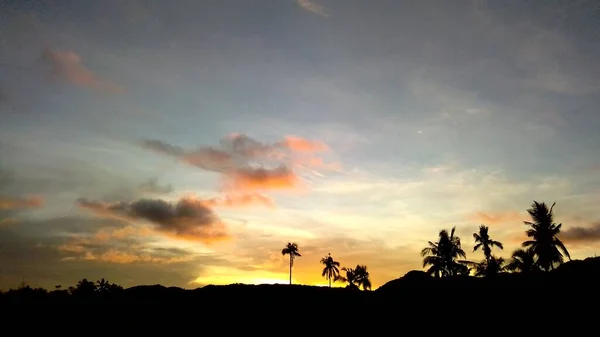 Piękny Strzał Jasnego Zachodu Słońca Niebo Nad Polem Siquijor Filipiny — Zdjęcie stockowe