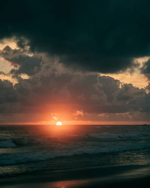 Eine Vertikale Aufnahme Eines Welligen Meeres Unter Einem Himmel Bei — Stockfoto