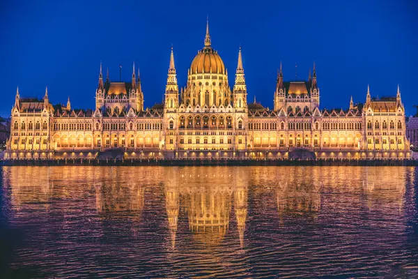 Uma Vista Panorâmica Edifício Parlamento Húngaro Iluminado Com Luzes Crepúsculo — Fotografia de Stock